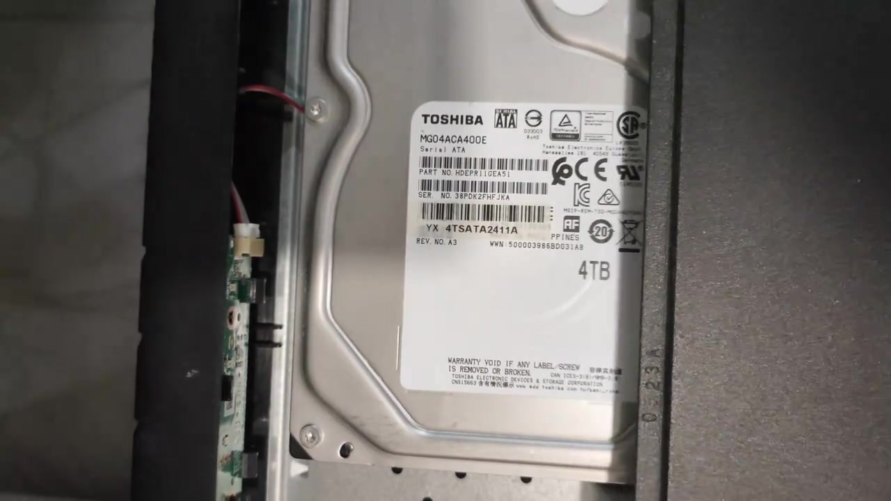 从监控录像机中拆出的机械硬盘