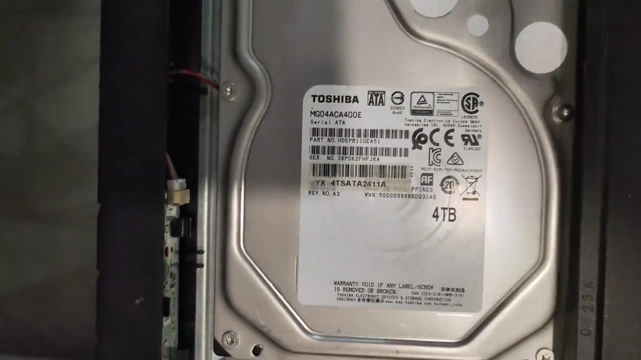 东芝硬盘标签全貌，可见型号、序列号、4TB 容量标识