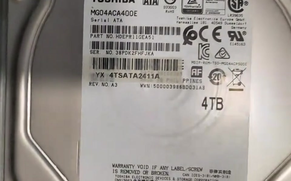 硬盘标签特写，可见 MD04ACA400E 型号、S/N 序列号、YX 4TSATA2411A 批次码、4TB 容量