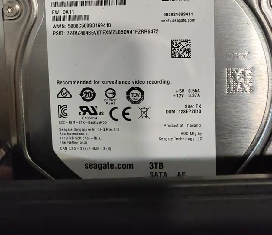 希捷 SkyHawk 硬盘标签特写，可见 Recommended for surveillance video recording、+5V 0.55A、+12V 0.37A、Site TK、DOM 12SEP2018、3TB SATA