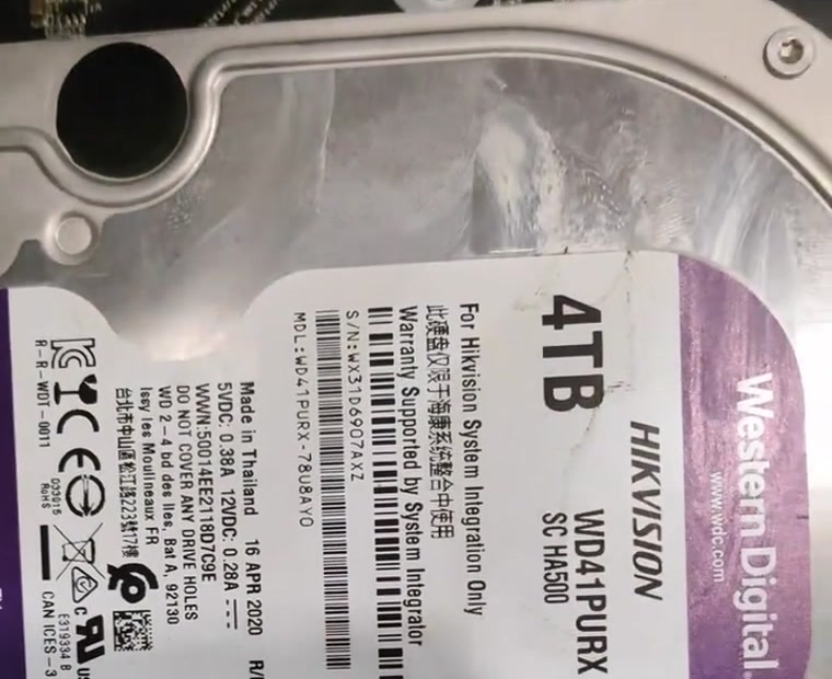 西数 WD41PURXZ-78UYA0 硬盘标签特写，可见 For Hikvision System Integrator Only、Warranty Supported by System Integrator、S/N WX31B60907AX2、5VDC 0.38A、12VDC 0.28A、Made in Thailand 16 APR 2020