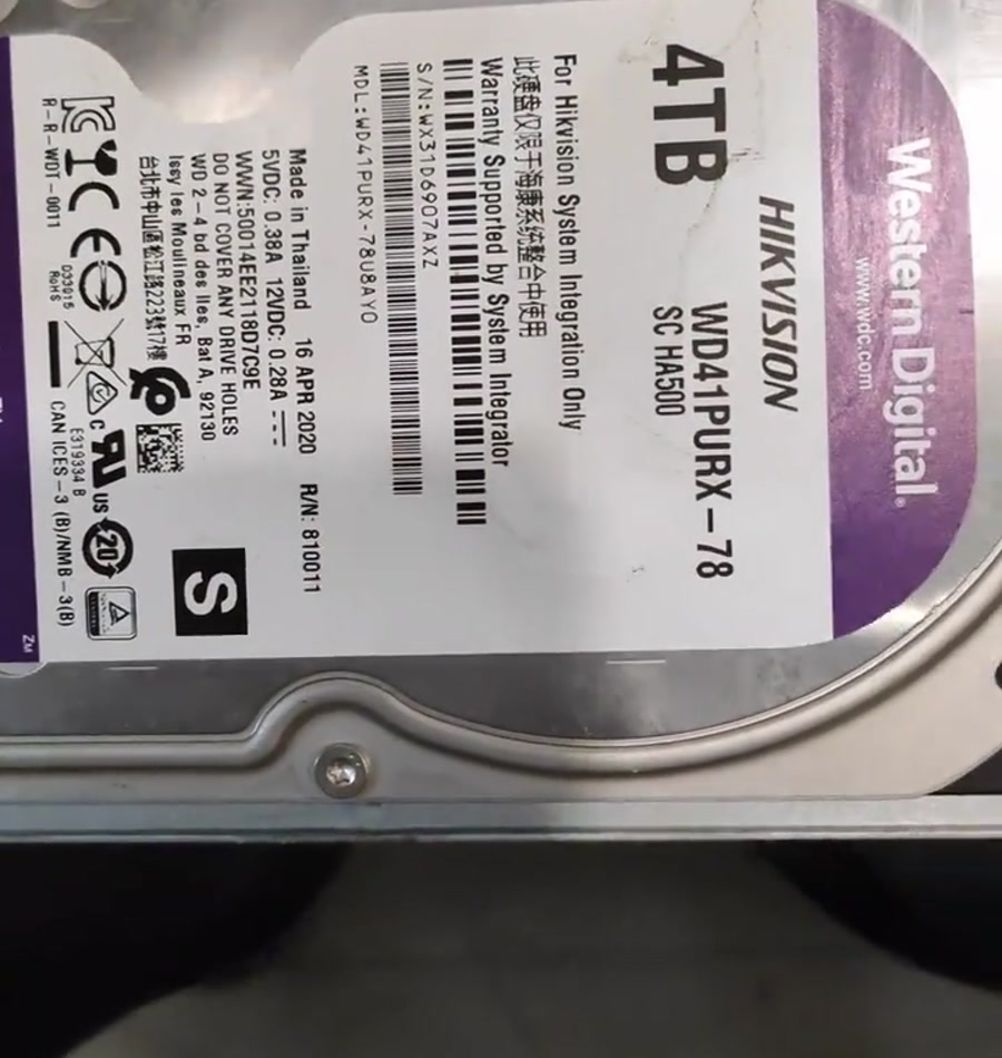 西数 WD41PURXZ 4TB 监控硬盘，顶盖印有 HIKVISION