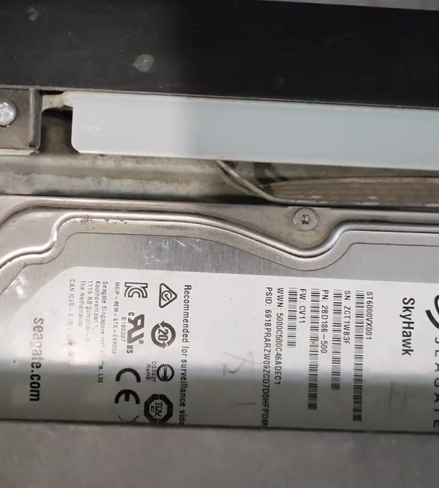 希捷 SkyHawk ST6000VX001 6TB 监控硬盘标签，可见 Recommended for surveillance video recording、S/N 2CG1WV83F、PN 2B2186-500、FW CV11